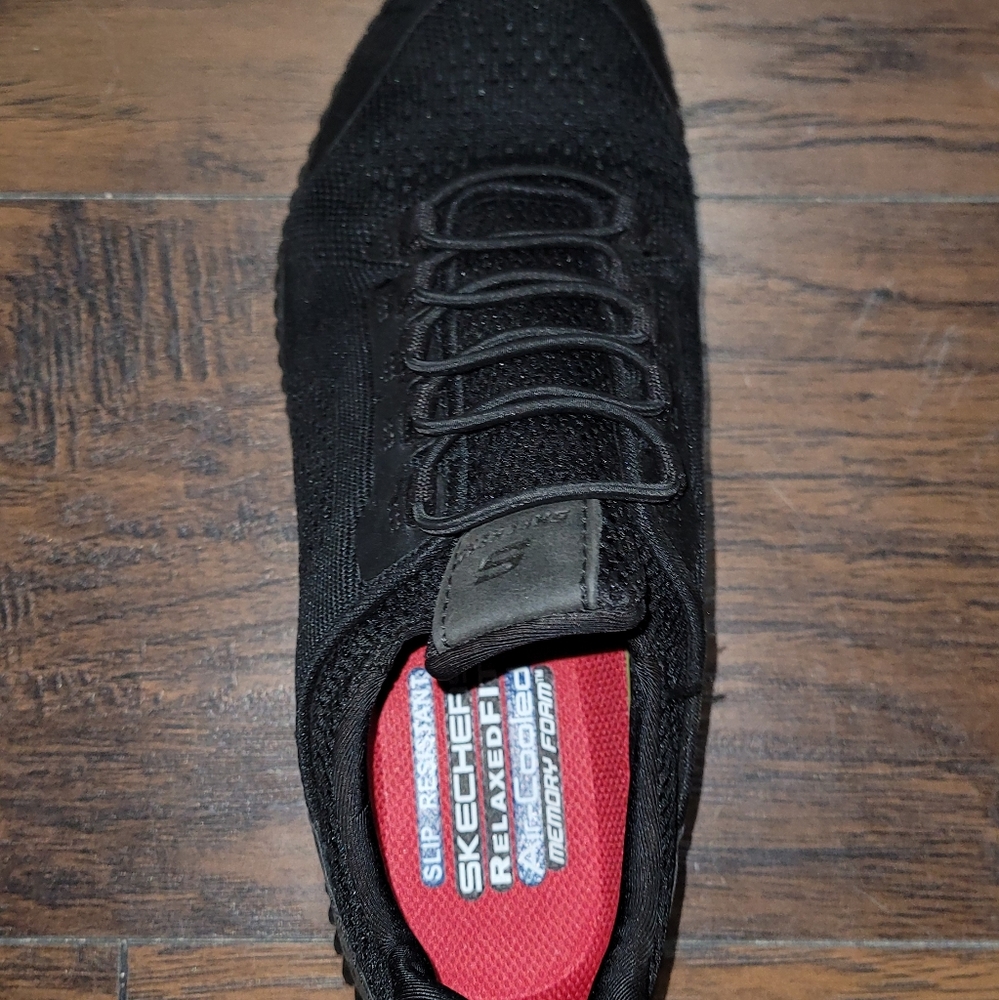 Skechers slip resistant size 9 shoe.